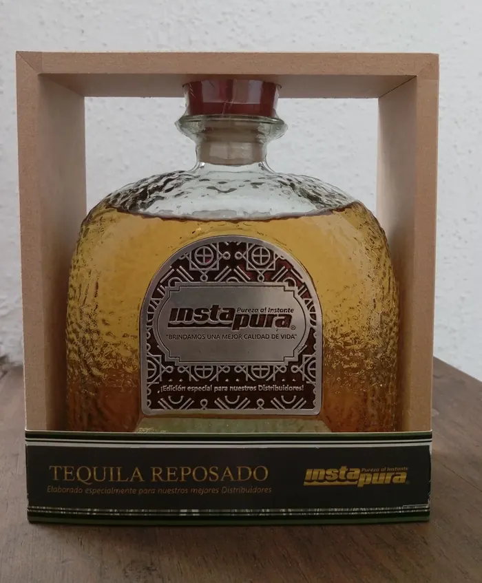 Botella con placa metálica personalizada dentro de un estuche de madera