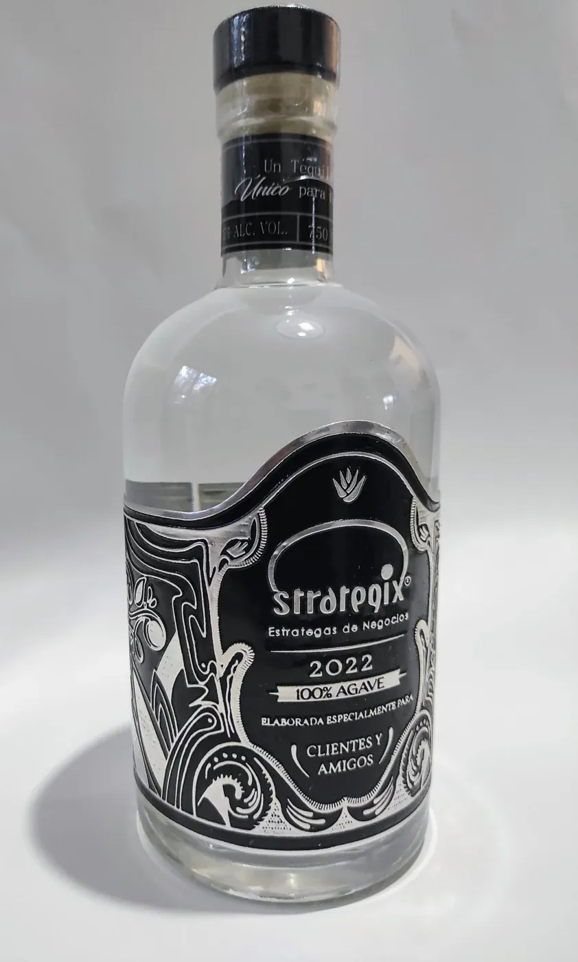 Botella con etiqueta metálica personalizada elaborada para clientes y amigos