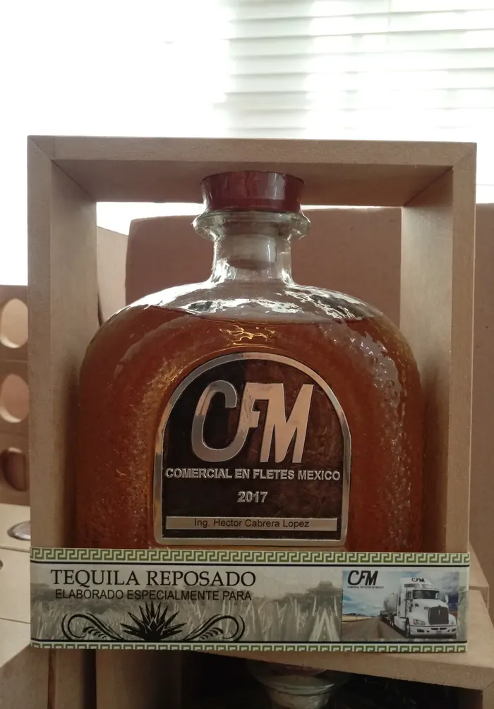 Botella personalizada en estuche abierto de madera