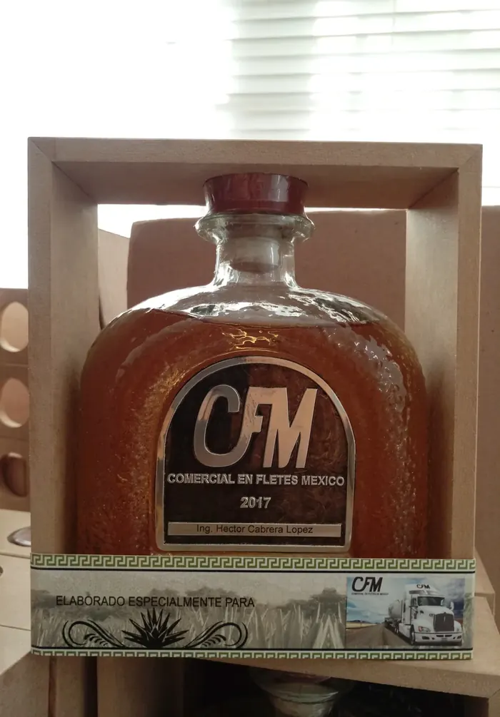Botella personalizada en estuche abierto de madera