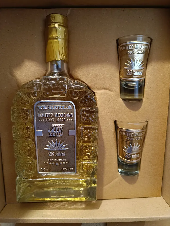 Kit de botella y dos caballitos en estuche para regalo