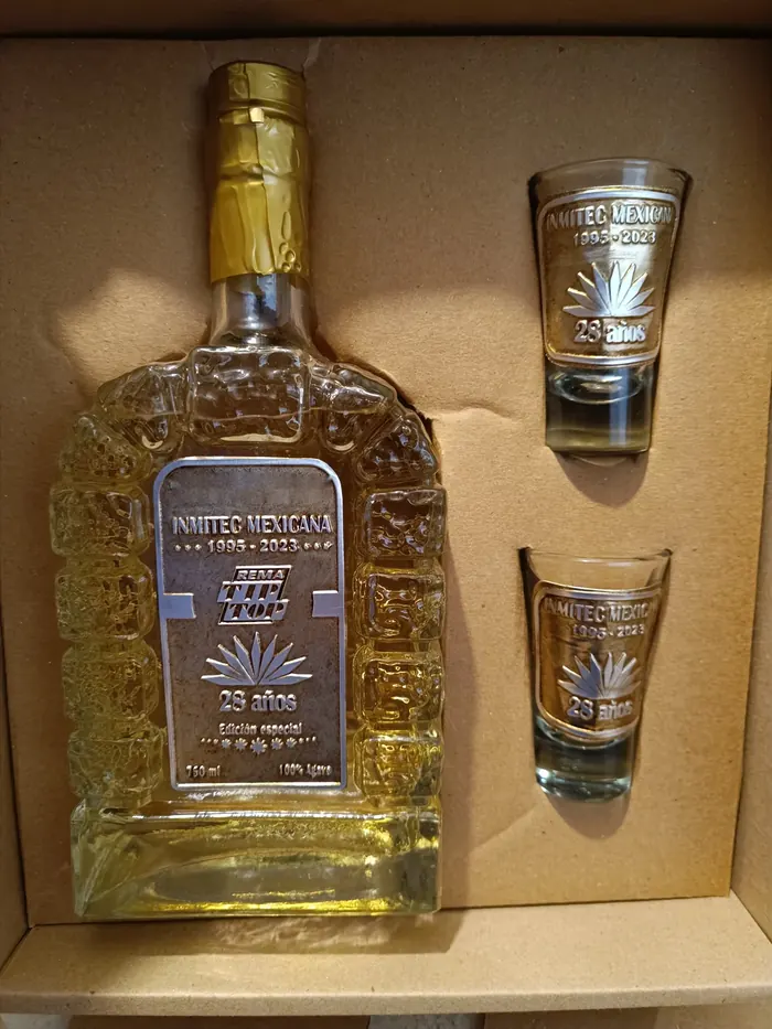 Kit de botella y dos caballitos en estuche para regalo