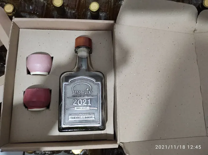 Estuche con botella personalizada y accesorios