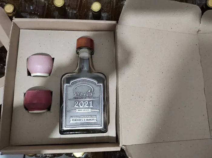 Estuche con botella personalizada y accesorios