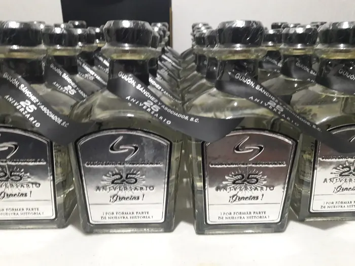 Serie de botellas con placas personalizadas de aniversario