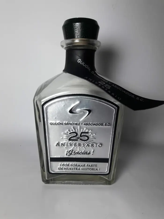 Botella con placa metálica de 25 aniversario y mensaje de agradecimiento