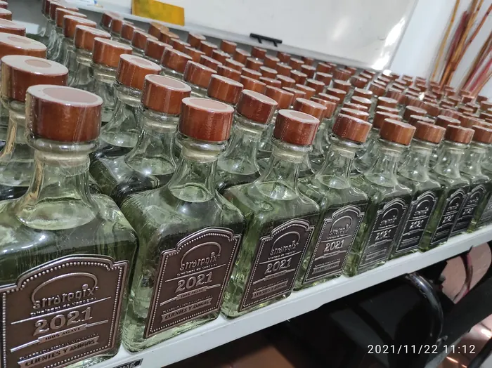 Pedido de numerosas botellas con la misma placa personalizada